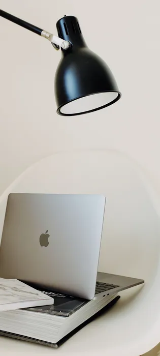 Aplicaciones de branding sobre superficies minimalistas